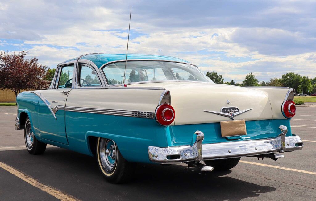 1956 Ford Fairlane Club Victor